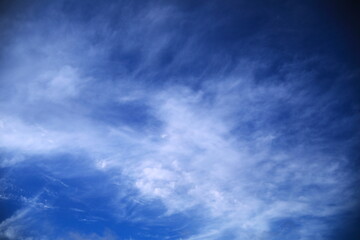 青空に舞う白い雲