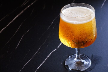 ビール - きめ細かい泡が立った、よく冷えたビールのグラス
