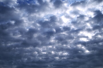 積み重なるグレイの雲