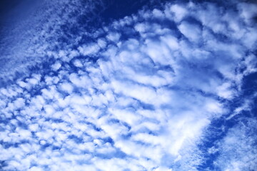 青い空に白い雲が美しい空模様