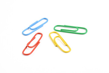 Obraz premium Colorful paper clips isolated on white background