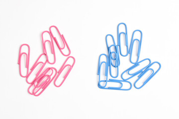 Fototapeta premium Pink and blue paper clips isolated on white background