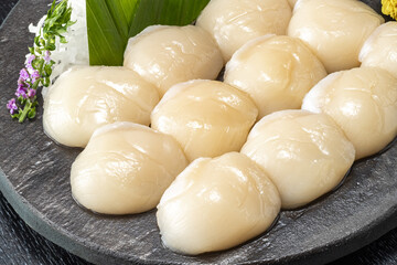 新鮮なホタテの刺身