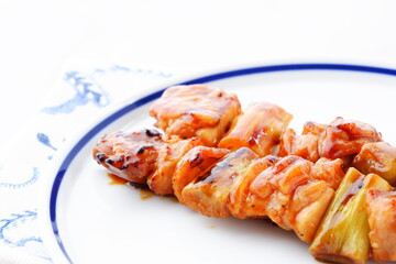 焼き鳥 - 炭火焼にした焼き鳥をタレで食べる（ネギマ）
