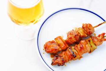 焼き鳥とビール - 炭火焼にしたタレの焼き鳥（ねぎま）をつまみにビールを飲む
