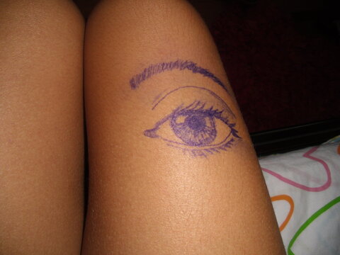 Tatuaje de ojo pintado en una pierna