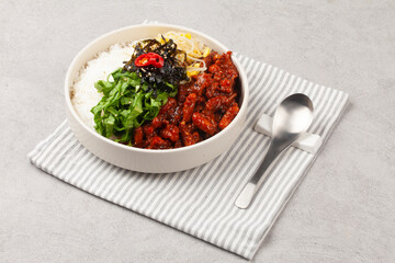   Octopus is a member of the octopus family. Its body is about 70cm long, round and gray, but its color changes depending on the surrounding light.