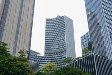 Obraz premium A view of the Singapore skyline, showcasing a cluster of modern skyscrapers