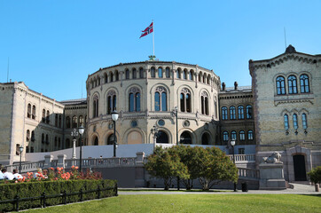 Obraz premium The Storting building in Oslo on a clear sunny day against the background of a clear blue sky, Norway. Travel landscape sights of Europe.