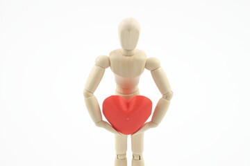 心温まる愛を示す木製フィギュア