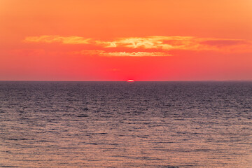 Obraz premium Beautiful red and orange sunrise over the sea.