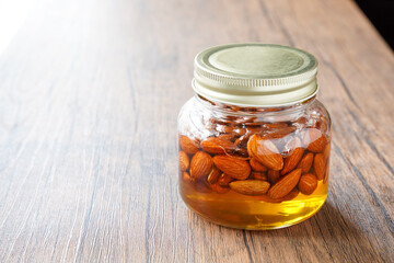 アーモンドの蜂蜜づけ