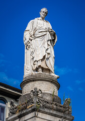 Fototapeta premium Neoclassical Volta Temple monument in Como, Italy, with columns, domed roof, and lakeside park setting under clear summer skies.