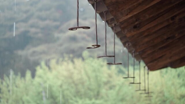 한국 종학당 한옥 건축물 처마 위로 내리는 비 클로즈업 영상 | Close-up of Rain Falling on the Eaves of Jonghakdang Hanok | Korean Traditional Architecture in the Rai
