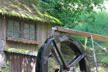 Altes mühlrad im kurpark von bad wildbad im nordschwarzwald