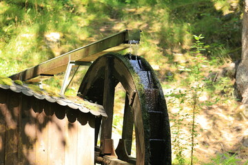 Altes mühlrad im kurpark von bad wildbad im nordschwarzwald