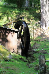 Altes mühlrad im kurpark von bad wildbad im nordschwarzwald