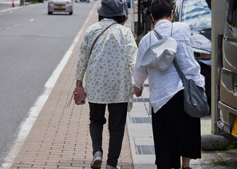 夏の街で歩くシニア女性たちの姿