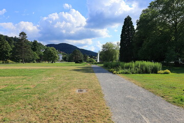 Blick in den Stadtpark von Bad Herrenalb mit seinem Springbrunnen