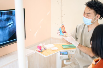 患者に説明する歯科医