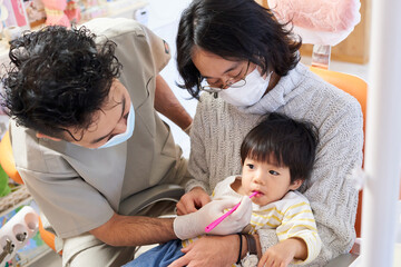 歯科検診を受ける1歳11ヶ月に男の子	
