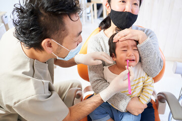 歯科検診を受ける1歳11ヶ月に男の子

