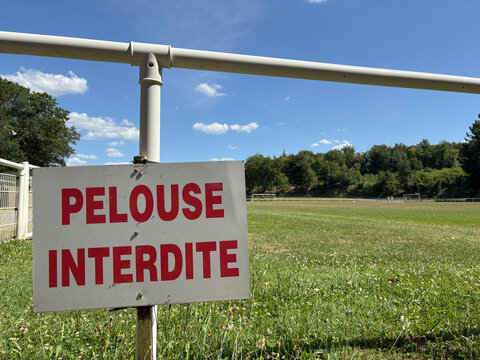 Pelouse interdite,pancarte,panneau,signe,pelouse,stade,herbe,football,&eacute;t&eacute;,sec,s&eacute;cheresse,interdit,interdite,ciel,stade de foot, but,