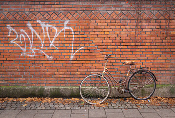 Vélo ancien contre mur en briques avec...