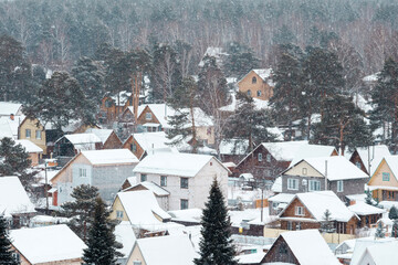 Obraz premium Nestled in a quiet area, the village is draped in soft white snow, transforming each house into a picturesque winter