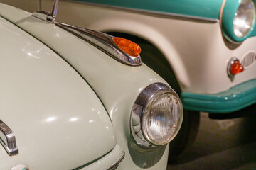 Fototapeta premium Historische Autos und Motorräder im Museum