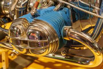 Historische Autos und Motorräder im Museum