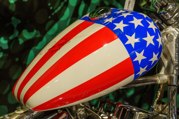 Historische Autos und Motorräder im Museum