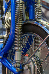 Historische Autos und Motorräder im Museum