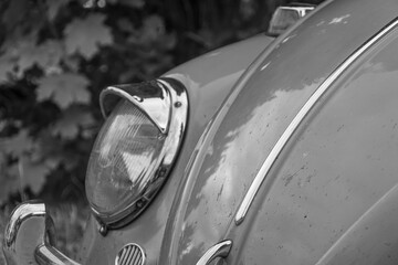Historische Autos und Motorräder im Museum