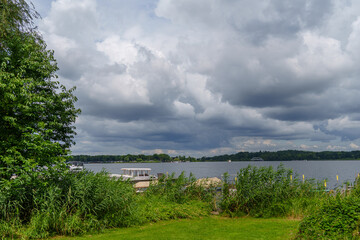 Der kleine Ort Caputh an einem bradnenburger See