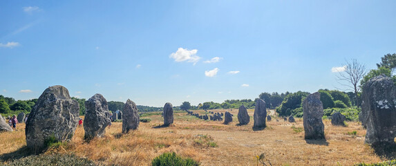 Alignements de Carnac sous le soleil estival