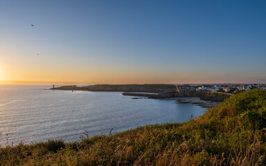 Le Conquet et son phare au lever du soleil sur l'océan
