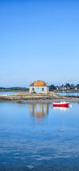 Maison de Saint-Cado sur son îlot au lever du soleil