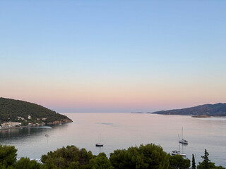 Vue de la baie d'Askeli sur l'île de Poros en Grèce