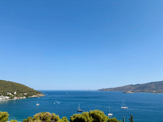 Littoral à Poros en Grèce