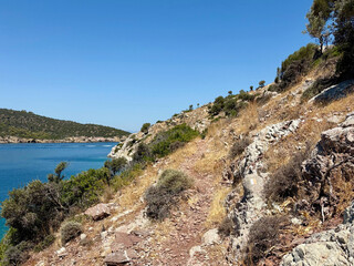 Sentier de randonnée sur l'île de Poros en Grèce