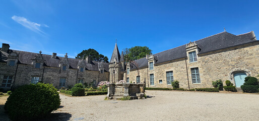 Cour du château de Rochefort-en-Terre sous le soleil d'été