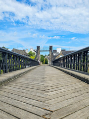 Pont en bois du Bono en Bretagne sous ciel bleu