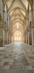 Architecture d'abbaye cistercienne lumineuse et voûtée
Abbaye de Noirlac