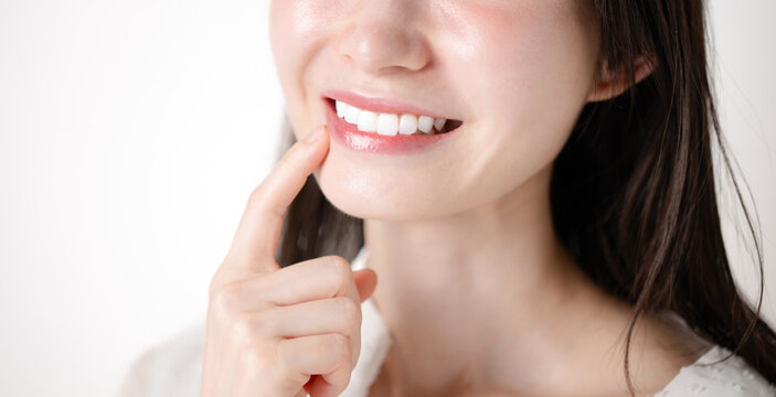 歯を指差す女性