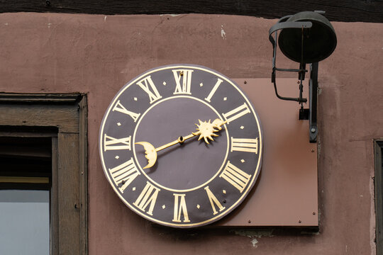 Uhr an Hauswand in Regensberg ZH