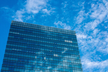 空に映えるオフィスビル、青空に伸びる高層ビル © hirota
