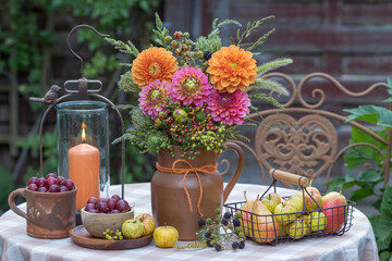 Blumenstrauß mit Dahlien, Gräsern, Wilder Möhre und Himbeerzweigen