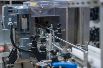 Pots en verre vides disposés sur une chaîne de production automatisée dans une usine spécialisée dans le conditionnement.