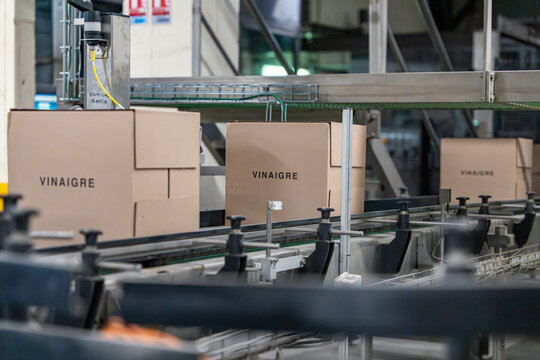 Cartons vides en cours d&rsquo;acheminement sur une cha&icirc;ne de production automatis&eacute;e dans une usine de conditionnement ou de logistique.